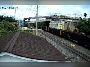 Rekaman CCTV Detik-detik Crane Roboh Timpa KA Batu Bara di Sumsel Rekaman CCTV Detik-detik Crane Roboh Timpa KA Batu Bara di Sumsel