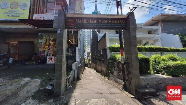 Masjid tertua di Bandung ada di Jalan CIhampelas yaitu Masjid Mungsolkanas yang disebut sudah ada sejak 1860an. Masjid ini berada di dalam Gg Mama Winata, Cihampelas, Kelurahan Cipaganti, Kecamatan Coblong, Kota Bandung. (CNNIndonesia/Cesar)