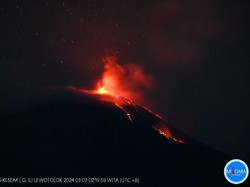 Gunung Ile Lewotolok Meletus 19 Kali Pagi Ini, Lava Mengalir ke Tenggara-Selatan