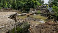 Foto-foto Jembatan Roboh di Bojonegoro