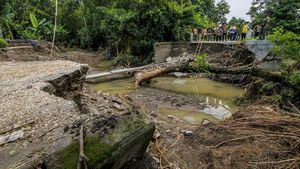 Foto-foto Jembatan Roboh di Bojonegoro