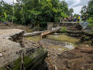 Foto-foto Jembatan Roboh di Bojonegoro