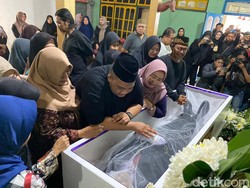 Isak Tangis Iringi Kedatangan Jenazah Polo Srimulat di Madiun