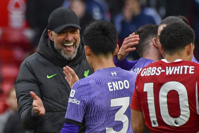 Liverpools manager Jurgen Klopp, left, and Liverpools Wataru Endo celebrate at the end of the English Premier League soccer match between Nottingham Forest and Liverpool at City ground in Nottingham, England, Saturday, March 2, 2024. (AP Photo/Rui Vieira)