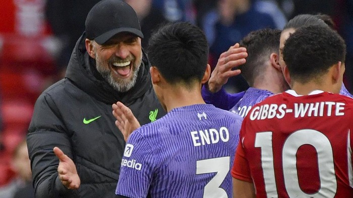 Liverpools manager Jurgen Klopp, left, and Liverpools Wataru Endo celebrate at the end of the English Premier League soccer match between Nottingham Forest and Liverpool at City ground in Nottingham, England, Saturday, March 2, 2024. (AP Photo/Rui Vieira)