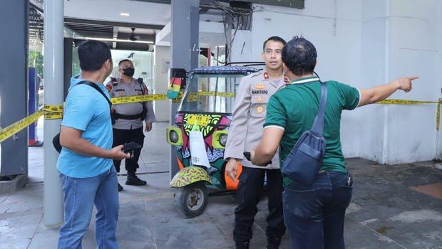 Kapolsek Mampang Prapatan Kompol David Kanitero melakukan pengecekan lokasi pemuda ditusuk di kafe kawasan Kemang.