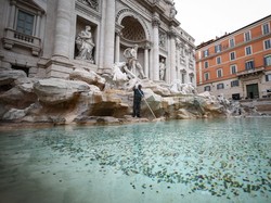 Turis Australia Telanjang di Italia, Dimassa Warlok