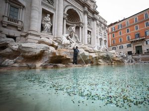 Turis Australia Telanjang di Italia, Dimassa Warlok Turis Australia Telanjang di Italia, Dimassa Warlok