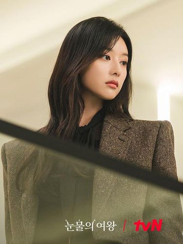 Kim Ji Won di Queen of Tears