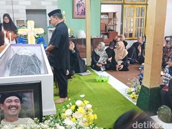 Anggota Srimulat hingga Kirun Takziah ke Rumah Duka Polo di Madiun