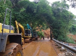 Mobil Tangki LPG Masih Terjebak Longsor Jalur Majalengka-Kuningan