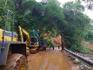 Mobil Tangki LPG Masih Terjebak Longsor Jalur Majalengka-Kuningan Mobil Tangki LPG Masih Terjebak Longsor Jalur Majalengka-Kuningan