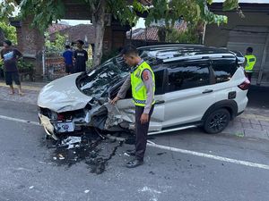 Mobil Terbalik di Jalan Denpasar-Gilimanuk gegara Tabrak Tiang dan Pohon