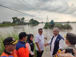 3 Alat Berat Perbaiki Tanggul Sungai Sadar Sebabkan Banjir di Mojokerto