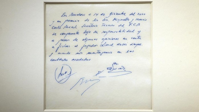 'Kontrak' Pertama Messi di Barca Bakal Dilelang, Nih Penampakannya A guest looks at a napkin, written on by Barcelona's Sporting Director at that time Carles Rexach on December 14, 2000, promising a contract to secure 13-year-old Lionel Messi for FC Barcelona, on display at Bonhams Auctions in New York City, U.S., March 6, 2024. REUTERS/Brendan McDermid
