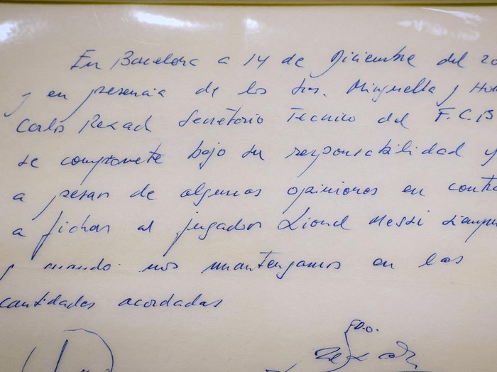 A guest looks at a napkin, written on by Barcelona's Sporting Director at that time Carles Rexach on December 14, 2000, promising a contract to secure 13-year-old Lionel Messi for FC Barcelona, on display at Bonhams Auctions in New York City, U.S., March 6, 2024.  REUTERS/Brendan McDermid