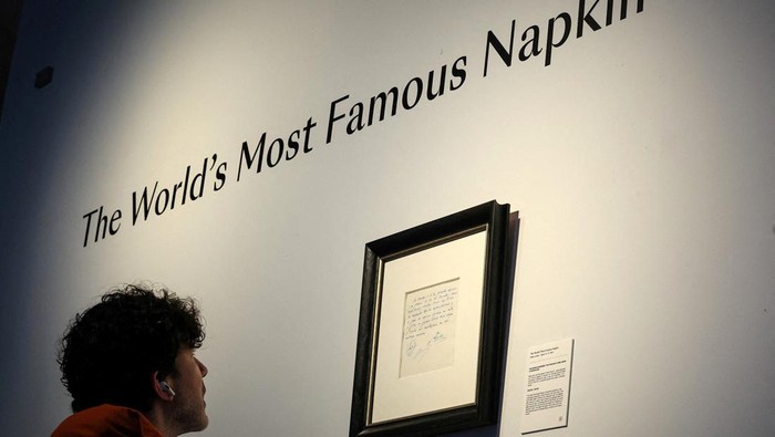 'Kontrak' Pertama Messi di Barca Bakal Dilelang, Nih Penampakannya A guest looks at a napkin, written on by Barcelona's Sporting Director at that time Carles Rexach on December 14, 2000, promising a contract to secure 13-year-old Lionel Messi for FC Barcelona, on display at Bonhams Auctions in New York City, U.S., March 6, 2024. REUTERS/Brendan McDermid