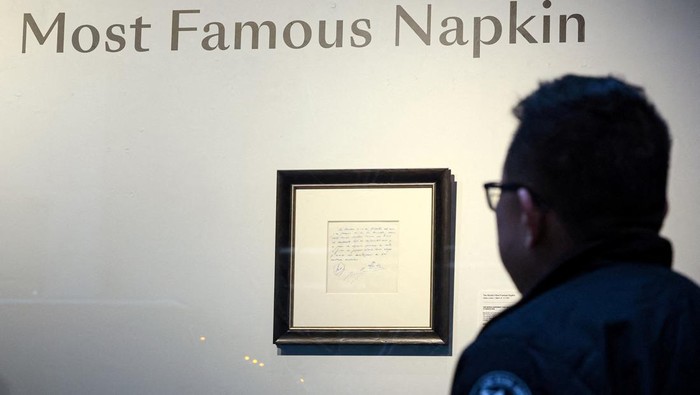 'Kontrak' Pertama Messi di Barca Bakal Dilelang, Nih Penampakannya A guest looks at a napkin, written on by Barcelona's Sporting Director at that time Carles Rexach on December 14, 2000, promising a contract to secure 13-year-old Lionel Messi for FC Barcelona, on display at Bonhams Auctions in New York City, U.S., March 6, 2024. REUTERS/Brendan McDermid