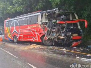 Kecelakaan Maut Bus vs Truk di Pantura Situbondo, 1 Sopir Tewas