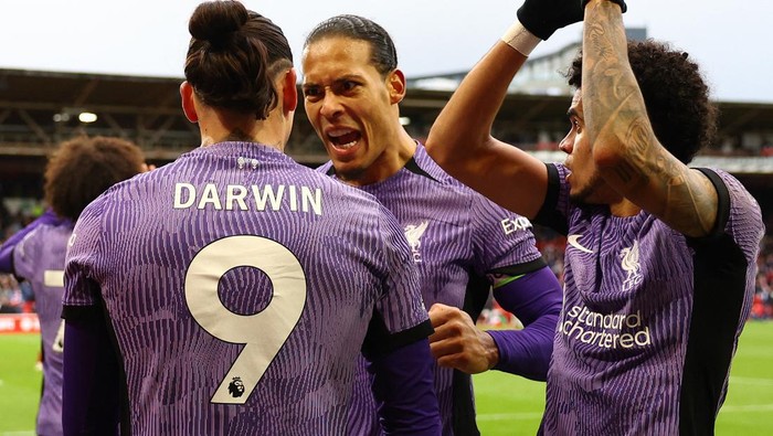 Soccer Football - Premier League - Nottingham Forest v Liverpool - The City Ground, Nottingham, Britain - March 2, 2024 Liverpools Darwin Nunez celebrates scoring their first goal with Luis Diaz and Virgil van Dijk REUTERS/Molly Darlington NO USE WITH UNAUTHORIZED AUDIO, VIDEO, DATA, FIXTURE LISTS, CLUB/LEAGUE LOGOS OR LIVE SERVICES. ONLINE IN-MATCH USE LIMITED TO 45 IMAGES, NO VIDEO EMULATION. NO USE IN BETTING, GAMES OR SINGLE CLUB/LEAGUE/PLAYER PUBLICATIONS.