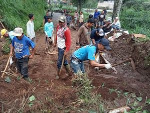 Jalan Penghubung 2 Desa di Lembang Terputus gegara Longsor Jalan Penghubung 2 Desa di Lembang Terputus gegara Longsor