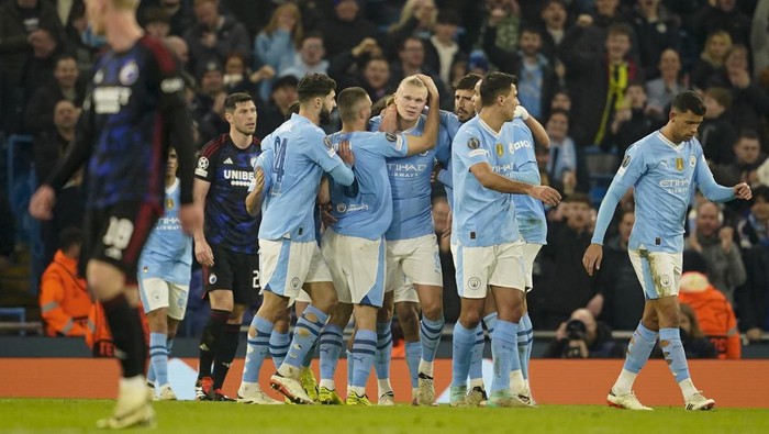 Manchester Citys Erling Haaland, center, celebrates with his teammates after he scored his sides third goal during a Champions League round of sixteen second leg soccer match between Manchester City and Copenhagen, at the Etihad Stadium in Manchester, England, Wednesday, March 6, 2024. (AP Photo/Dave Thompson)