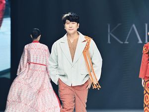 Saat Penyanyi Marcos Tjung Grogi Banget Jadi Model