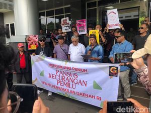 Sambangi Kantor DPD RI DIY, Massa Dukung Pembentukan Pansus-Hak Angket Sambangi Kantor DPD RI DIY, Massa Dukung Pembentukan Pansus-Hak Angket
