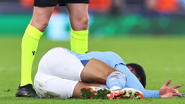 MANCHESTER, ENGLAND - MARCH 6: Matheus Nunes of Manchester City down with an injured finger during the UEFA Champions League 2023/24 round of 16 second leg match between Manchester City and F.C. Copenhagen at Etihad Stadium on March 6, 2024 in Manchester, England. (Photo by Robbie Jay Barratt - AMA/Getty Images)