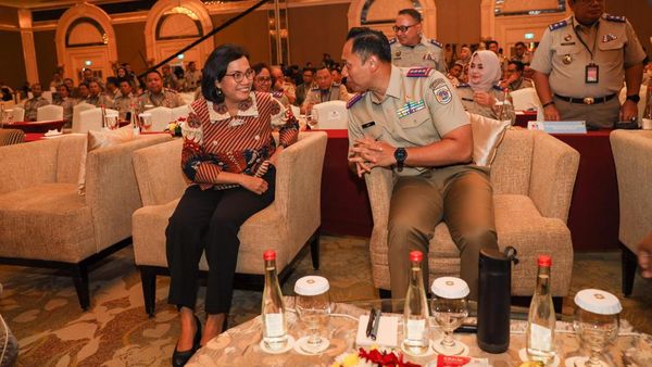 Momen AHY Berseragam & Berpangkat Duduk-Jalan Bareng Sri Mulyani