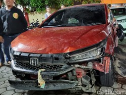 Mobil Ugal-ugalan Tabrak 2 Motor Lukai 3 Orang di Bantul, Sopir Kabur!