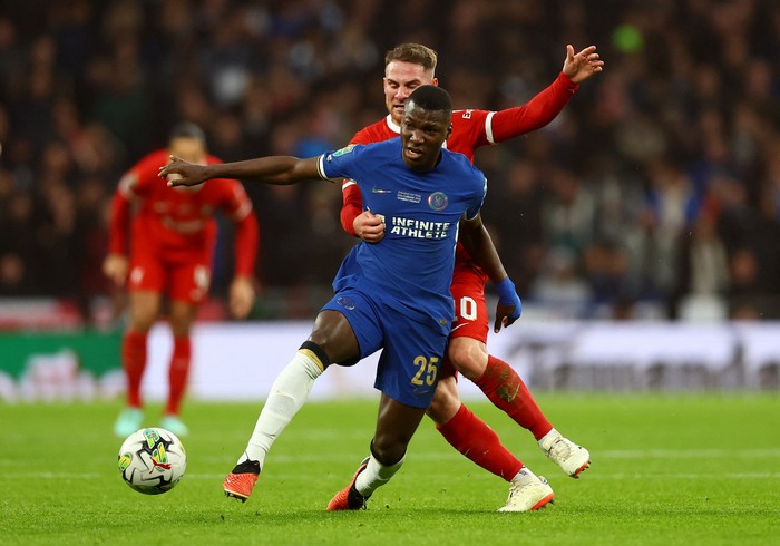 Soccer Football - Carabao Cup - Final - Chelsea v Liverpool - Wembley Stadium, London, Britain - February 25, 2024 Chelseas Moises Caicedo in action with Liverpools Alexis Mac Allister Action Images via Reuters/Matthew Childs NO USE WITH UNAUTHORIZED AUDIO, VIDEO, DATA, FIXTURE LISTS, CLUB/LEAGUE LOGOS OR LIVE SERVICES. ONLINE IN-MATCH USE LIMITED TO 45 IMAGES, NO VIDEO EMULATION. NO USE IN BETTING, GAMES OR SINGLE CLUB/LEAGUE/PLAYER PUBLICATIONS.