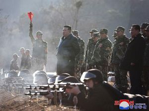 Diawasi Kim Jong Un, Korut Gelar Latihan Artileri Skala Besar Diawasi Kim Jong Un, Korut Gelar Latihan Artileri Skala Besar