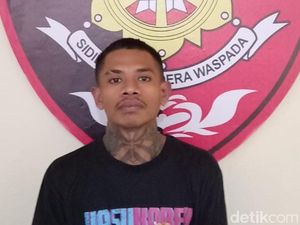 Apes! Pria di Denpasar Ditangkap-Diikat Warga Saat Kepergok Curi Aki Mobil Apes! Pria di Denpasar Ditangkap-Diikat Warga Saat Kepergok Curi Aki Mobil