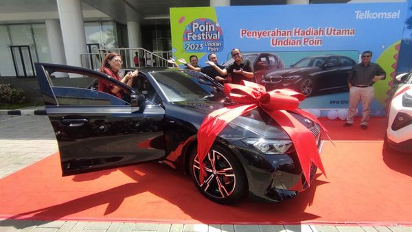 Pelanggan Setia Telkomsel Boyong 1 unit Mobil BMW 320i