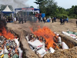 Kejari Pekanbaru Bakar Ratusan Bal Sepatu hingga Baju Batik, Ini Alasannya