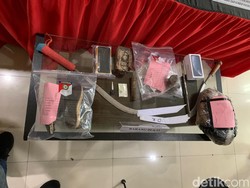 Barang Bukti Tawuran Maut di Mampang: Celurit hingga Bata Merah