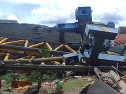 Crane Flyover Bantaian Roboh Timpa KA Babaranjang, Petugas Terluka