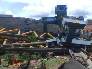 Crane Roboh Timpa KA Batu Bara di Sumsel, 2 Orang Tewas Crane Roboh Timpa KA Batu Bara di Sumsel, 2 Orang Tewas