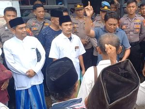 Ratusan Orang Pendukung Caleg PPP Geruduk Bawaslu Sampang