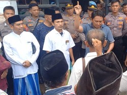 Ratusan Orang Pendukung Caleg PPP Geruduk Bawaslu Sampang