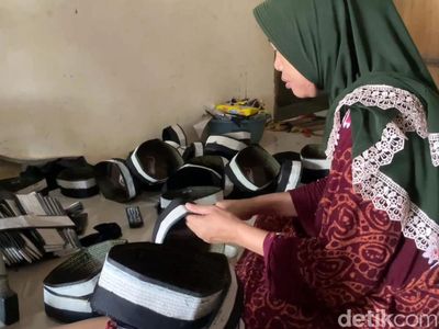 Jelang Ramadan Perajin Songkok di Lamongan Kebanjiran Pesanan