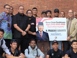 Ketua TKN Serahkan Uang Pembinaan Rp 1 M dari Prabowo untuk Semen Padang FC