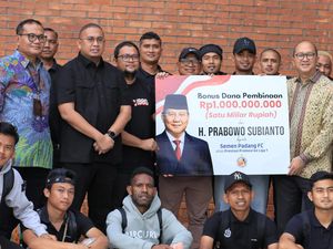 Ketua TKN Serahkan Uang Pembinaan Rp 1 M dari Prabowo untuk Semen Padang FC Ketua TKN Serahkan Uang Pembinaan Rp 1 M dari Prabowo untuk Semen Padang FC