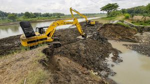 Alat Berat Perbaiki Tanggul Waduk Prangi Bojonegoro yang Jebol