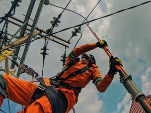 Ratusan Petugas PLN Diterjunkan Atasi Pemadaman Listrik di Riau Ratusan Petugas PLN Diterjunkan Atasi Pemadaman Listrik di Riau