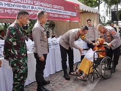 Sambut Ramadan, Polres Jakbar Bagikan Beras hingga Sembako ke Warga