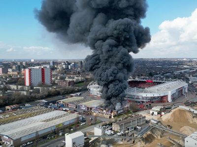 Potret Kebakaran Hebat di Dekat Stadion Southampton Inggris