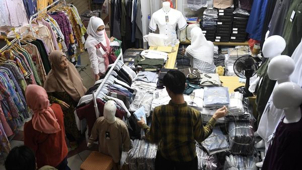 Potret Pasar Tanah Abang Ramai Diserbu Pembeli Jelang Ramadan