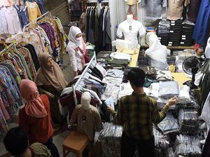 Potret Pasar Tanah Abang Ramai Diserbu Pembeli Jelang Ramadan